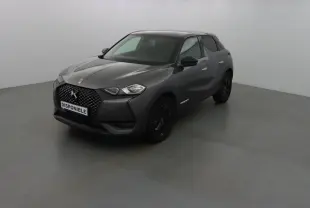 DS3 Crossback gris platinium métal vu en 3/4 avant droit, avec calandre noire et jantes foncées.