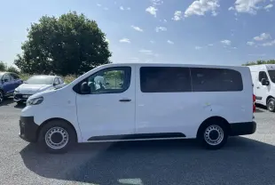 Profil côté gauche d'un Toyota Proace Fourgon blanc 2021 avec portes vitrées et jantes acier 16 pouces.