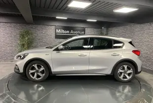 Ford Focus 1.0 EcoBoost 2021 gris vue profil côté gauche avec jantes alliage et badges Active
