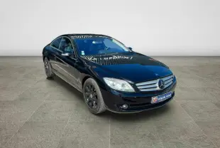 Mercedes Classe CL 500 4-Matic noir vu en 3/4 avant droit avec jantes alliage noires et projecteurs bi-xénon.
