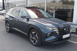 Vue 3/4 avant d’un Hyundai Tucson 2021 Teal Blue Métal avec calandre distinctive et jantes alliage modernes.
