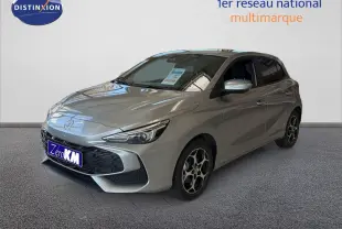 Vue 3/4 avant d'une MG3 1.5L Hybrid+ 195CH Luxury en Cosmic Silver Metal avec jantes alliage noires et grises.
