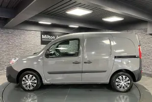 Profil côté gauche d'un Renault Kangoo Express gris foncé, utilitaire avec porte latérale coulissante et enjoliveurs Brigantin.