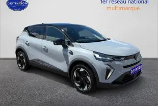 Renault Captur 2026 1.8 e-tech hybride en 3/4 avant, couleur rafale avec toit noir et jantes alu noires.