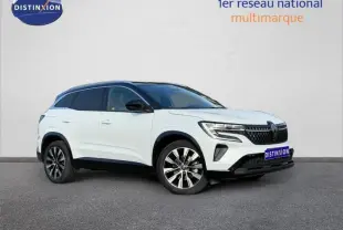 Vue 3/4 avant droit du Renault Austral blanc nacré avec toit noir étoilé et jantes alliage distinctives.