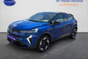Renault Captur 2026 bleu iron toit noir en 3/4 avant droit sur fond neutre, jantes alu distinctives.