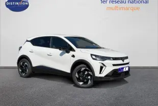 Renault Captur 1.8 E-Tech blanc nacré en 3/4 avant droit, avec jantes noires et détails noirs contrastants.