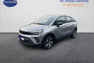 Opel Crossland gris minéral métal en 3/4 avant droit, avec jantes alliage et feux LED distinctifs.