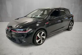 Volkswagen Polo 2.0 TSI GTI noire vue 3/4 avant droit avec jantes alliage 17 pouces et détails rouges sportifs.