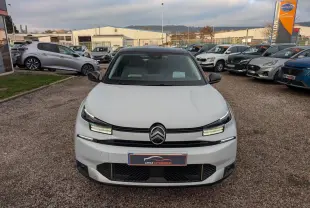 Citroën C4 blanche vue de face avec toit noir bi-ton et signature lumineuse LED distinctive.