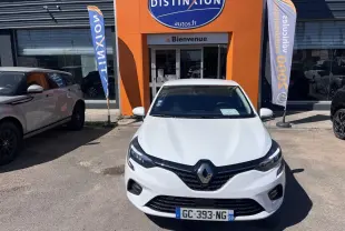 Renault Clio 1.6 E-Tech blanc Quartz vue de face, stationnée devant une concession Distinxion.