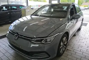 Volkswagen Golf 8 gris lunaire vue 3/4 avant droit, avec phares LED et jantes alliage Norfolk 16 pouces.