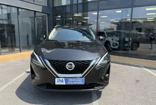 Vue frontale d'un Nissan Qashqai noir 2023, version 1.3 Mild Hybrid N-Connecta, stationné devant une vitrine.