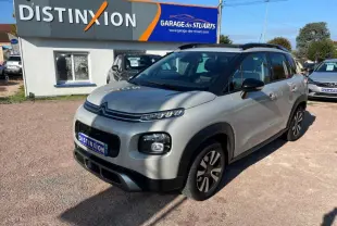 Vue 3/4 avant droit d'un Citroën C3 Aircross beige avec toit ouvrant panoramique et jantes alliage 17 pouces.