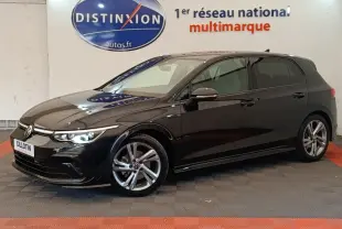 Volkswagen Golf 1.5 eTSI R-Line noire vue de profil droit en intérieur avec jantes alliage et phares allumés.