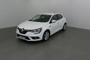 Renault Mégane IV berline blanche vue en 3/4 avant droit dans un espace neutre intérieur.