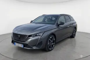Peugeot 308 SW Hybrid gris vue 3/4 avant droit, jantes alliage 17 pouces et calandre distinctive noire.