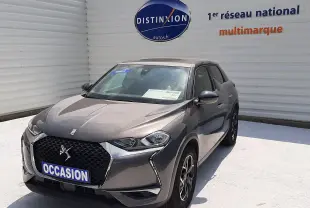 DS3 Crossback gris platinium métal en 3/4 avant droit, avec calandre distinctive et jantes bi-ton visibles.