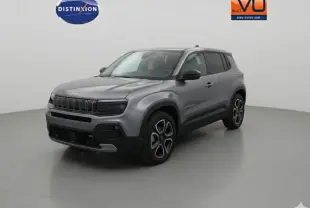 Jeep Avenger gris 3/4 avant droit, jantes alliage 18 pouces et calandre noire distinctive.