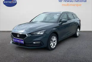 SEAT Leon ST bleu Fjord en 3/4 avant droit, break compact avec jantes alliage et calandre hexagonale.