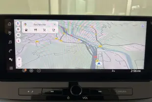 Écran central du Nissan Qashqai E-POWER 2026 affichant la navigation GPS avec carte détaillée en mode jour.