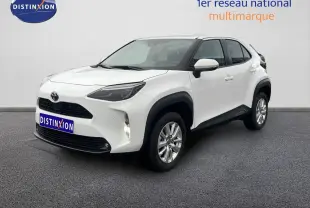 Toyota Yaris Cross Hybrid blanc vue 3/4 avant droit avec jantes alliage et détails noirs contrastants.