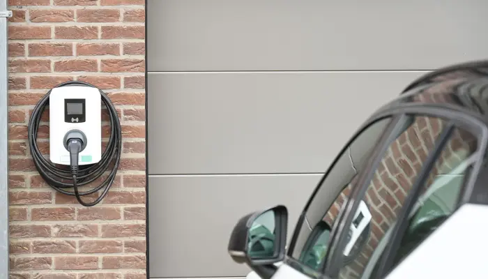 Installer une borne de recharge domestique en 2026 : prix, démarches et aides disponibles