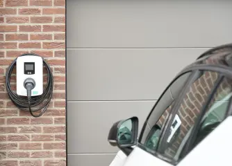 Installer une borne de recharge domestique en 2026 : prix, démarches et aides disponibles